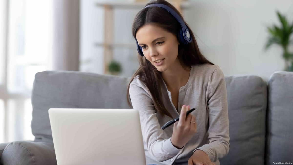cursos online gratis mujer con audífonos